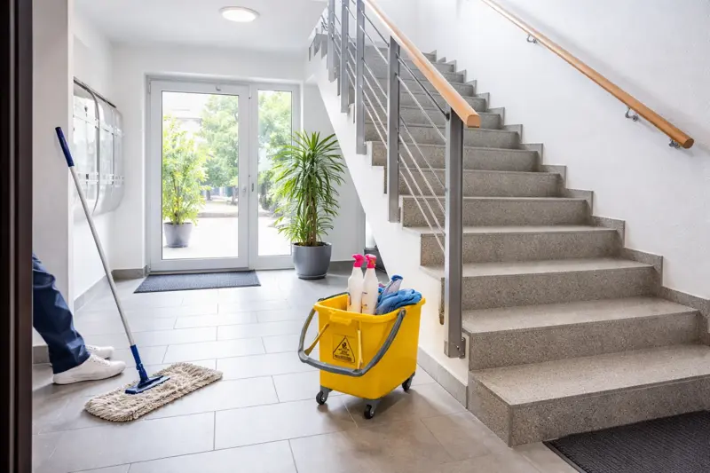 Treppenhausreinigung: Zuständigkeit, Umfang und Turnus im Überblick