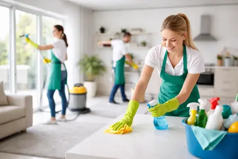 Reinigungsfirma beauftragen: So klappt die Zusammenarbeit ohne Stress